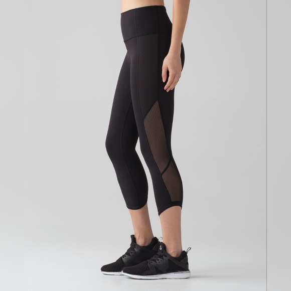Lululemon Body Con Crop Black 8 - Picture 1 of 11
